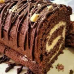 Descubre cómo puedes preparar un panecillo fácil y delicioso, relleno de chocolate y crema de leche condensada, en tan solo unos sencillos pasos.