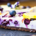 Esta tarta de queso con limón y arándanos es la cremosa.