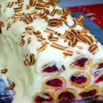 Pastel de cabaña del monasterio de crema agria con cerezas