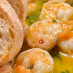 CAMARONES SALTEADOS CON AJO, PEREJIL Y CHILE
