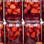 Hago mermelada de fresa solo según esta receta, no busco otras: el sabor y el olor a fresa se conservan. Y sin espesante queda espeso.