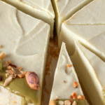 Tarta de queso con pistacho: la receta de un postre fresco y cremoso