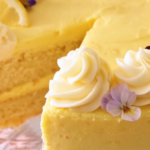 Pastel de suero de limón con glaseado de limón