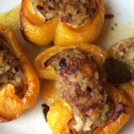 Pimientos Rellenos De Carne Y Arroz, Gratinados Con Queso
