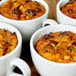 Tazas de avena y manzana al horno