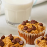 Comience su día con delicias: ¡tazas de avena y chocolate con mantequilla de maní! chispa_pluma