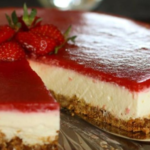 Tarta de queso neoyorquina con compota de frutos rojos