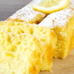 ¡Licua los limones con la harina, los huevos y el azúcar! Será el postre más suave y fragante jamás creado.