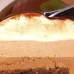 Tarta con mousse de tres chocolates