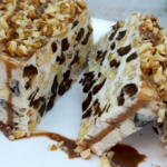 Jalea de crema agria con ciruelas pasas y nueces