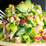 Ensalada de pepino para eliminar la grasa del vientre con huevos y rábanos