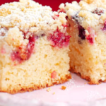 PASTEL DE SUERO DE LECHE CON FRUTAS Y STREUSEL