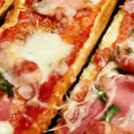 Las tartas caseras siempre funcionan 💪 Aquí en la versión estilo pizza (después de todo, mañana es el Día Internacional de la Pizza
