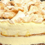 Postre de merengue y dulce de leche con durazno