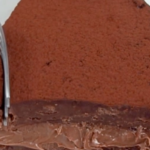 Tarta de chocolate sin horno con crema de yogur y avellanas: ¡deliciosa y cremosa!