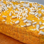 Pan de avena con lentejas abundante de la abuela con salsa de yogur refrescante